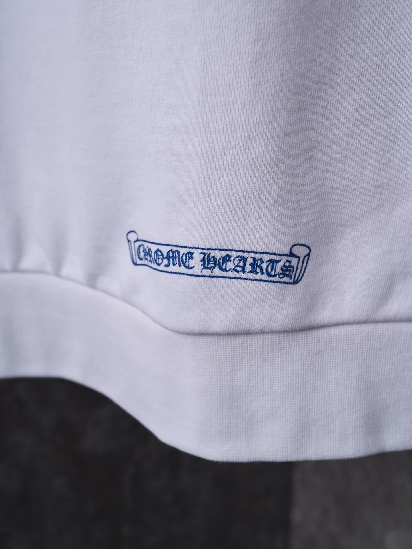 P460 Actual hanging auction】Chrome Hearts/Chrome Hearts ch letter printed zipper hooded jacket [Ready stock] S M L XL custom-made soft cloud wadding 100% cotton velvet feel sweatshirt fabric, delicate and smooth, comfortable and close to the skin, with pure white as the base, indigo lines neatly cracked, Western Gothic bodywork embellished on the chest, controlling the visual focus, and extending vertically from the wrist to the shoulder line, a magic touch to break the monotony of the sweatshirt The zippered hooded silhouette deconstructs the lazy drape carrying suede. When Gothic fonts meet all-white, it not only retains the coldness of Gothic, but also dissolves the depression of darkness with the purity of white, giving concrete expression to the sweet-cool balance and unlocking a multi-faceted style. Glue printing is used. The printing has been modified three times with film screens. Use glue liquid paint to print the pattern on the fabric. Bake the fabric to fix the printing pattern. The fabrics have been washed and have a better hand texture. It is not easy to deform and not shrink. 不易褪色 保持长久的美观，宽松版型